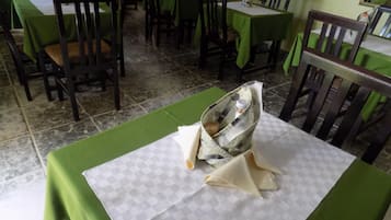Frühstück, Mittagessen, Abendessen, lokale und internationale Küche