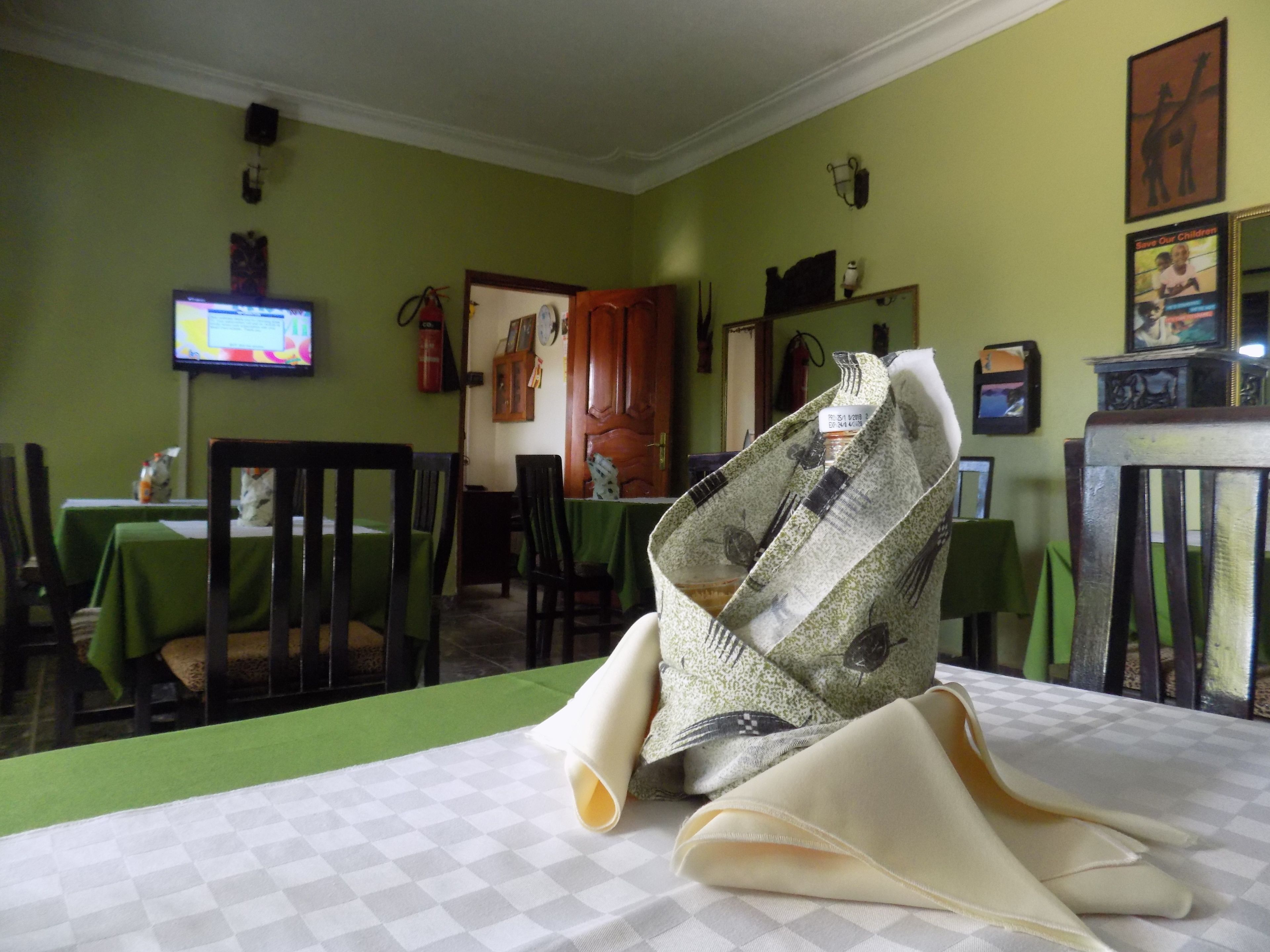 朝食、ランチ、ディナーに営業 (郷土料理と各国料理)