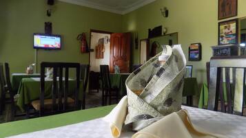 Phục vụ bữa sáng, bữa trưa, bữa tối, món địa phương và quốc tế