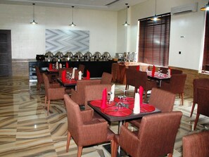 Breakfast, lunch and dinner served - Oaklands Hotel Enugu (Enugu)