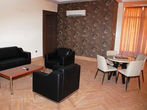 特色装修、办公桌、笔记本电脑工作区、免费 WiFi