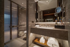 雨淋花灑、名牌梳洗用品、風筒、浴袍