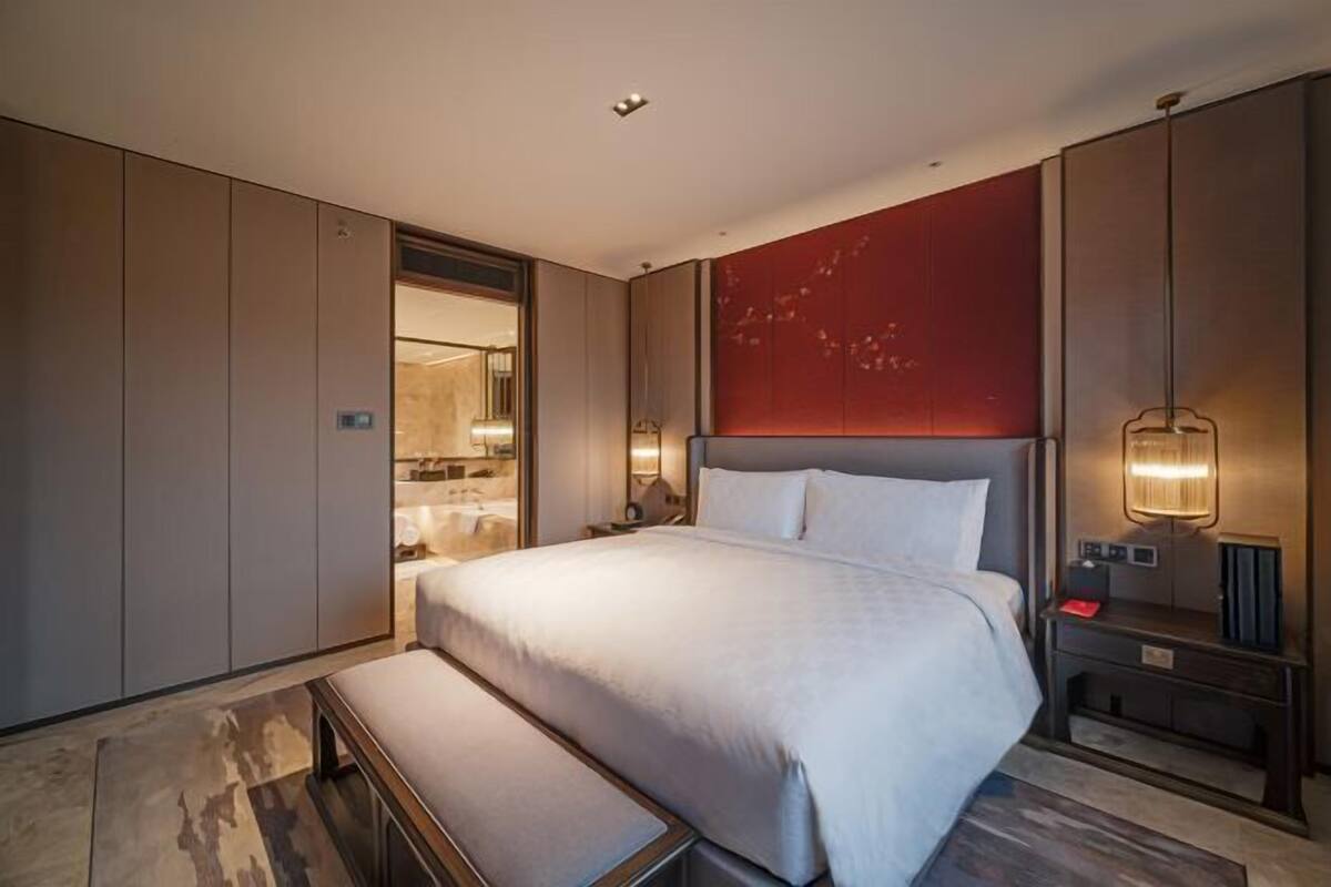 Ropa de cama de alta calidad, edredón, camas con pillow-top y minibar 