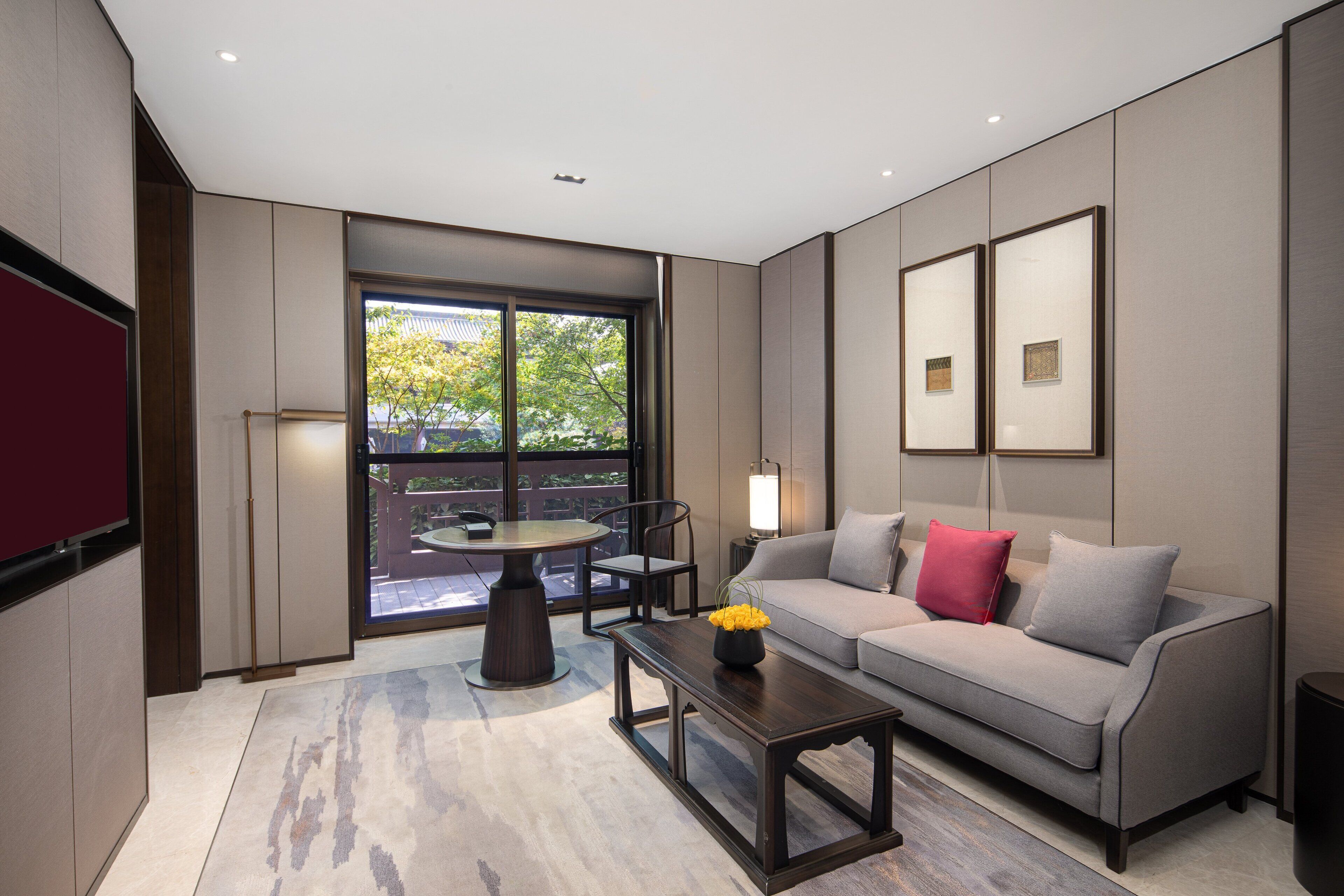 套房, 1 间卧室, 阳台, 花园景观 | 高档床上用品、羽绒被、加厚床垫、迷你吧