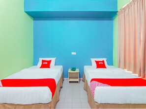 Habitació amb dos llits individuals estàndard | Escriptori, wifi gratuïta i roba de llit 