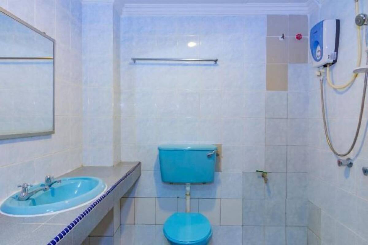 Shower, rainfall showerhead, free toiletries, slippers