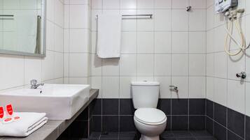 Tomannsrom – standard | Bad | Dusj, regndusjhode, toalettartikler (inkludert) og tøfler