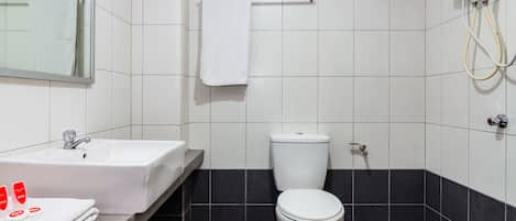 Standard Twin Room | Bathroom | Shower, rainfall showerhead, free toiletries, slippers