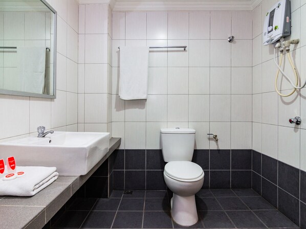 Standard Twin Room | Bathroom | Shower, rainfall showerhead, free toiletries, slippers