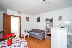 Lejlighed (Two-Bedroom Apartment with Balcony) | Stue | 20-tommers tv med kabelkanaler