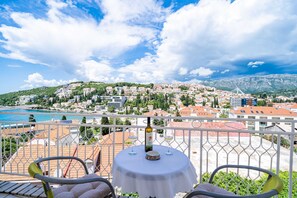 Lejlighed (Two-Bedroom Apartment with Balcony) | Balkon
