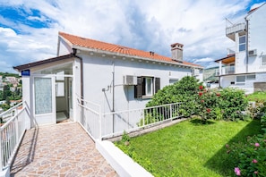 Departamento (Two-Bedroom Apartment with Balcony) | Entrada de la propiedad