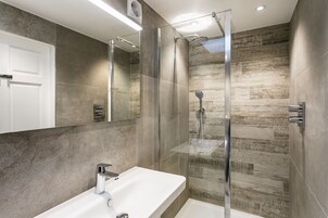 Habitación de lujo doble, baño privado (Lodge 6 - Helvellyn) | Baño