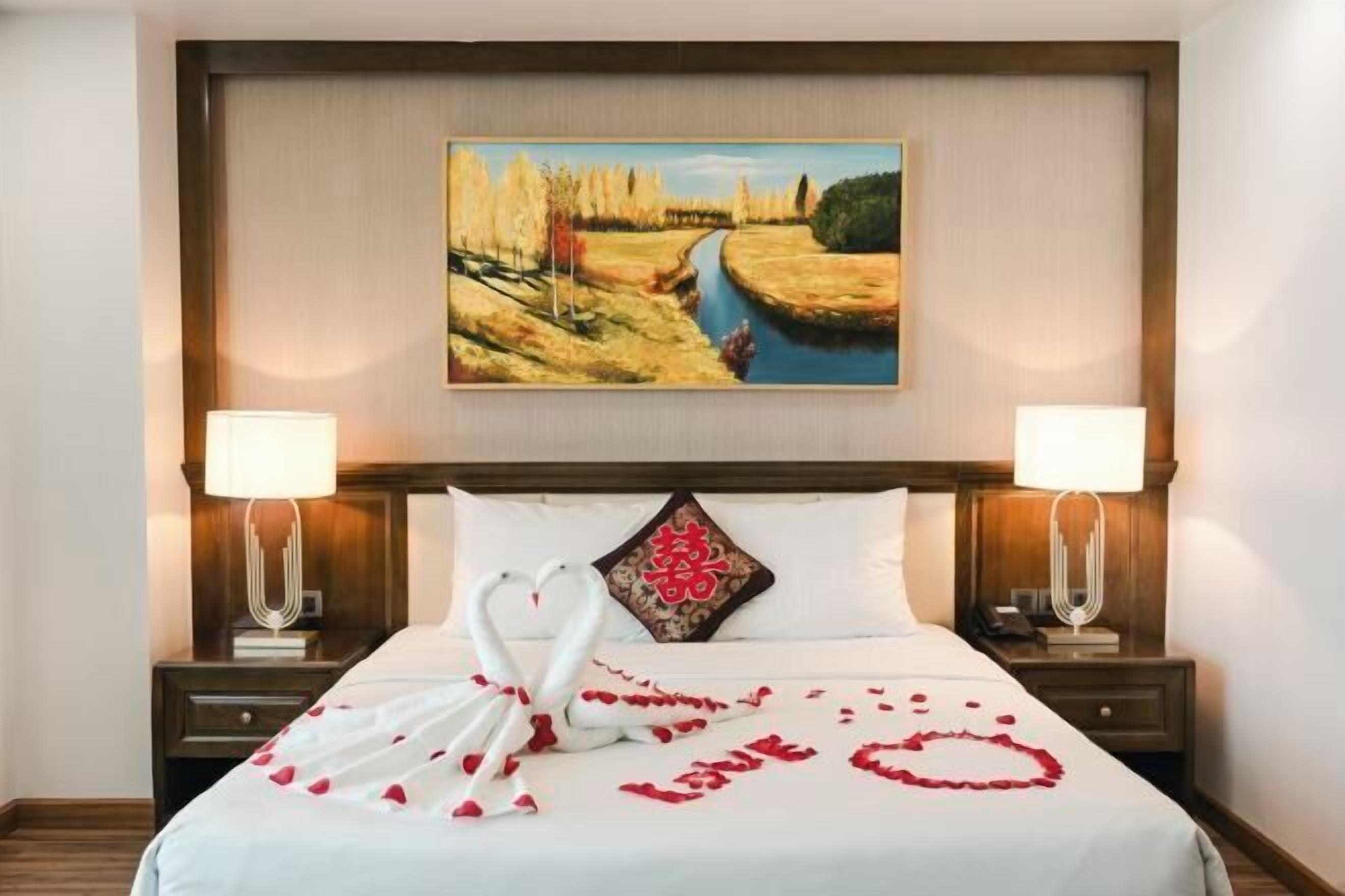 Minibar, in-room safe, desk, free WiFi