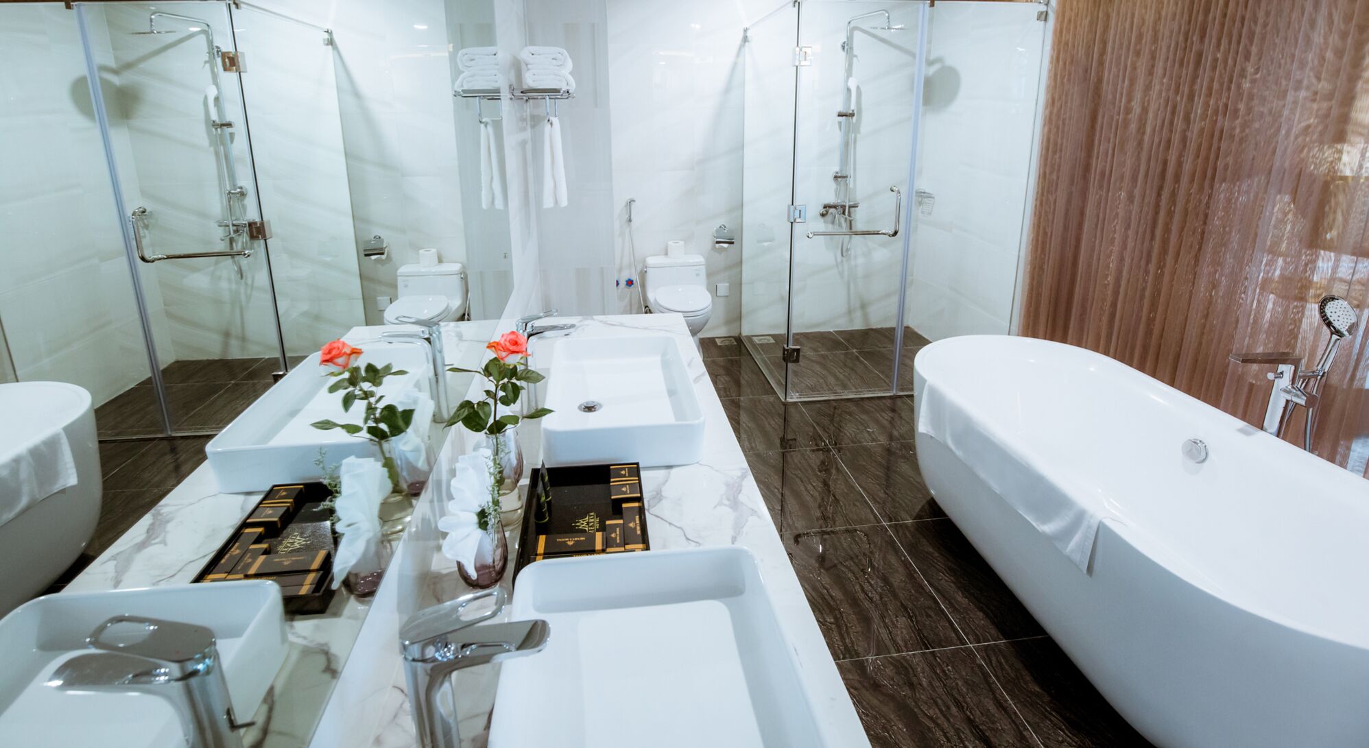 Suite | Badkamer | Gratis toiletartikelen, een haardroger, pantoffels, handdoeken