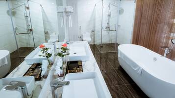 Suite | Badkamer | Gratis toiletartikelen, een haardroger, pantoffels, handdoeken