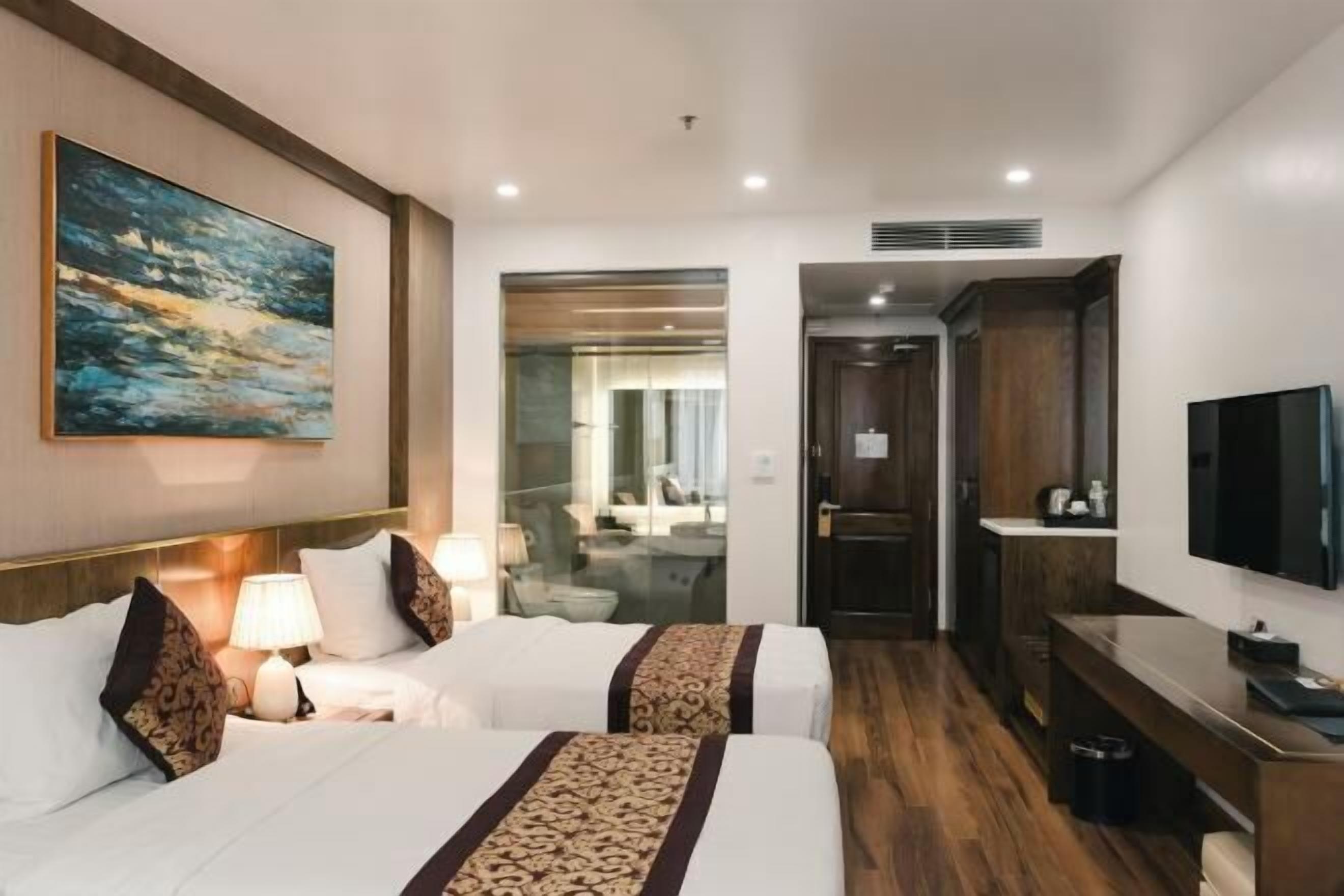 Minibar, in-room safe, desk, free WiFi