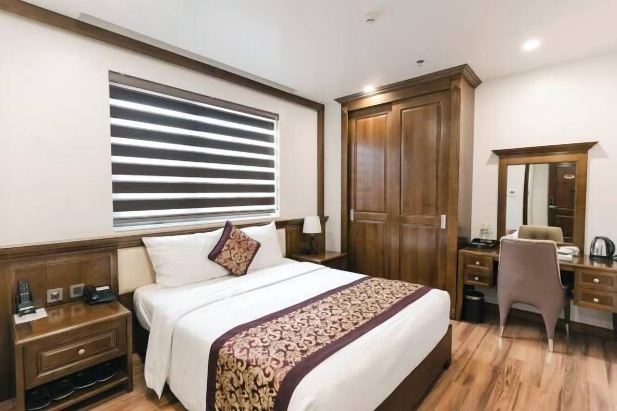 Minibar, in-room safe, desk, WiFi (free)