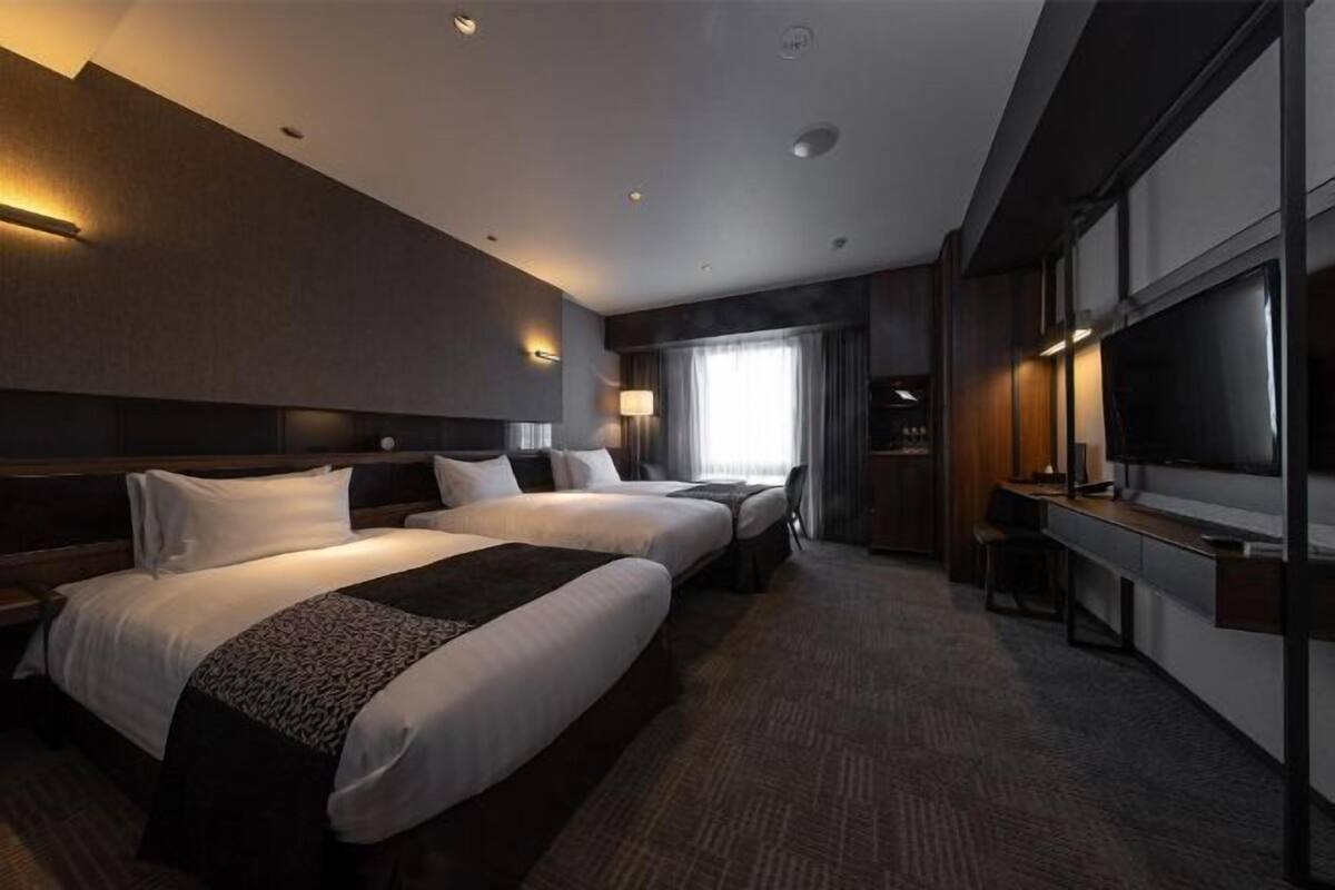 Down duvets, in-room safe, desk, laptop workspace