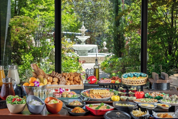 Daily buffet breakfast (JPY 2200 per person)