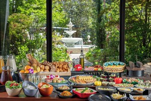 Daily buffet breakfast for a fee