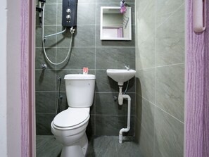 Quarto casal luxo, 1 cama Queen | Banheiro | Chuveiro, bidê, toalhas de banho 