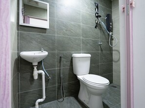 Suíte superior | Banheiro | Chuveiro, bidê, toalhas de banho 