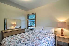3 bedrooms, iron/ironing board, internet, bed sheets