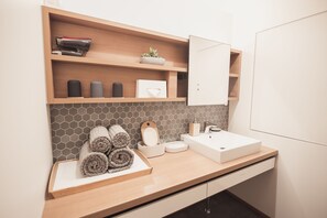 Separate tub and shower, free toiletries, hair dryer, slippers - Moonoka Hotel Ginza (Tokyo)