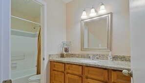 Bathtub, towels - Lovely 2 Bed 2 Bath First Floor Condo Scottsdale (Scottsdale)