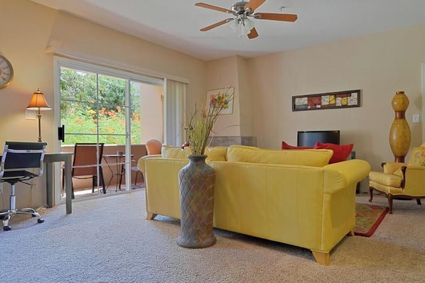 TV - Lovely 2 Bed 2 Bath First Floor Condo Scottsdale (Scottsdale)