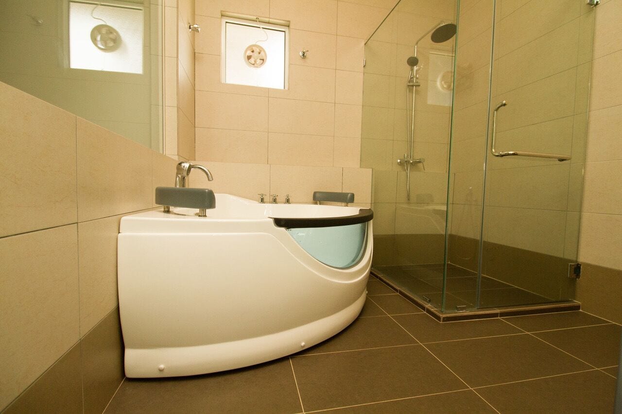 Deluxe suite, 1 kingsize bed | Badkamer | Gratis toiletartikelen, pantoffels, een bidet, handdoeken