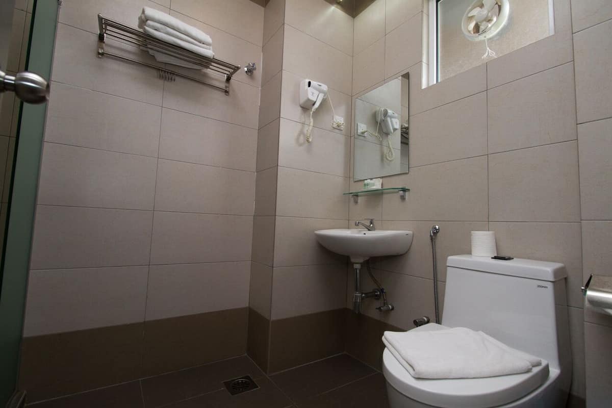 Familie driepersoonskamer, meerdere bedden | Badkamer | Gratis toiletartikelen, pantoffels, een bidet, handdoeken