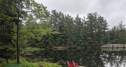 Rustic Cottage on a small lake in beautiful Muskoka
