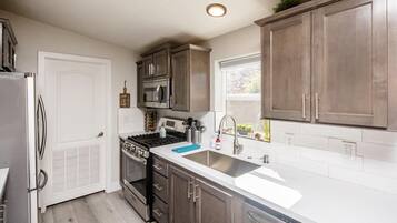 ثلاجة، ميكروويف، فرن، موقد طهي مسطح