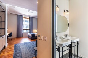 Minibar, in-room safe, desk, laptop workspace - Old Bank Hotel (Cape Town)