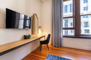 Superior-Zimmer | Minibar, Zimmersafe, Schreibtisch, laptopgeeigneter Arbeitsplatz