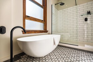 Presidential Suite | Bathroom | Free toiletries, hair dryer, bathrobes, slippers - Old Bank Hotel (Cape Town)