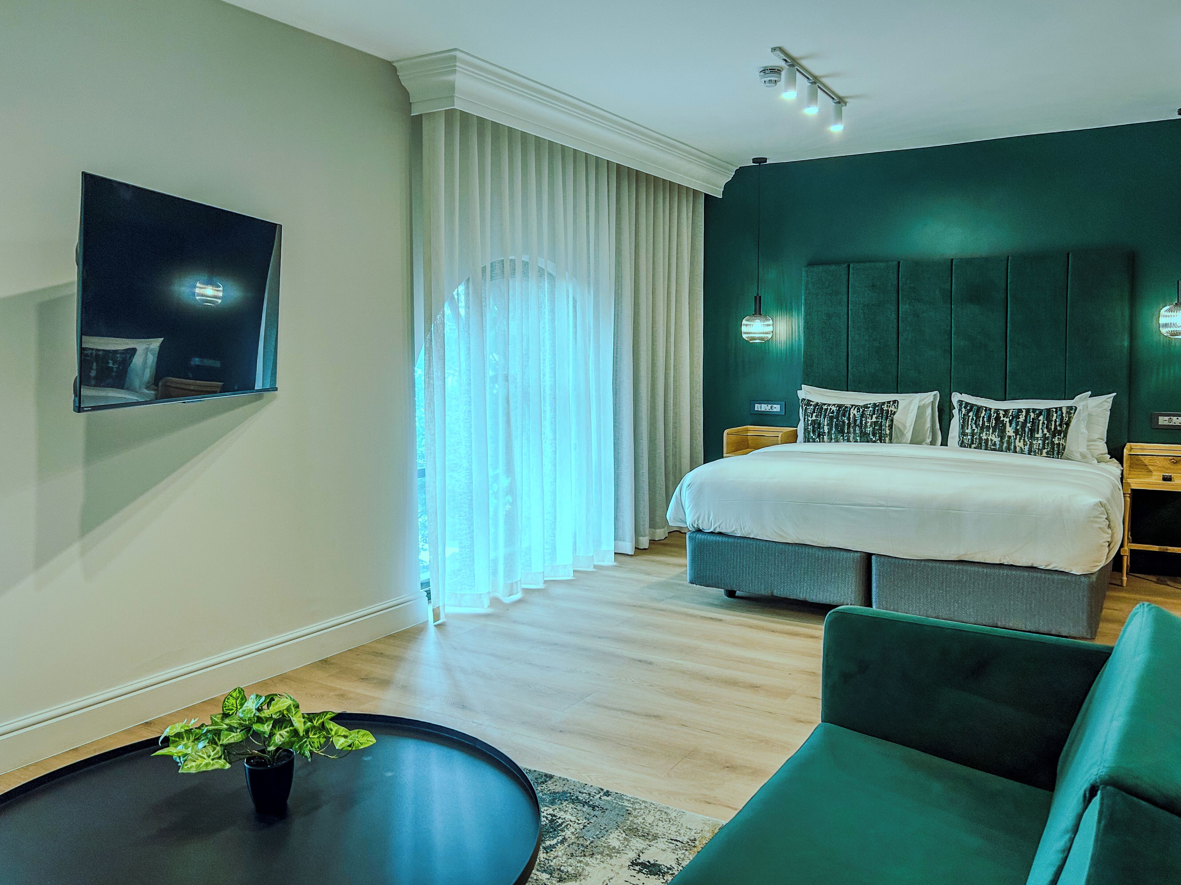 Superior Room | Minibar, in-room safe, desk, laptop workspace