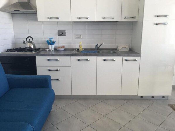 Fridge, oven, stovetop, coffee/tea maker