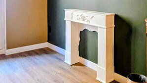 A room with a white console table, a dark green wall, and a light-colored floor. - Hôtel des Jacobines (Chalon-sur-Saone)