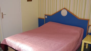 Habitación económica | Decoración personalizada, muebles diferentes, escritorio y cunas