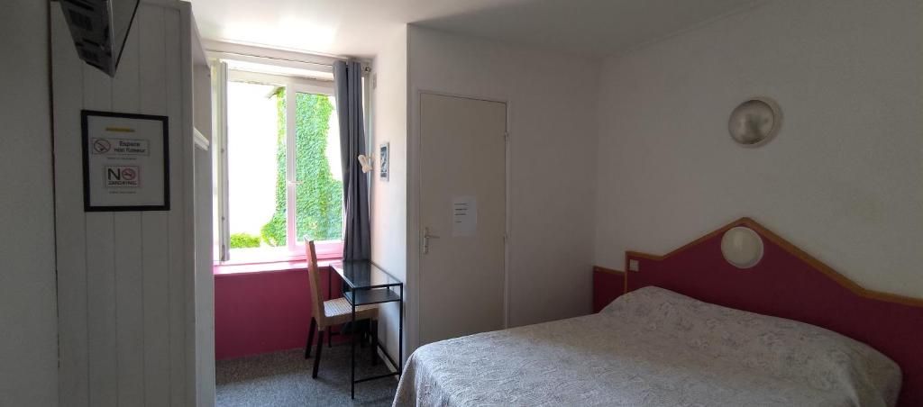 Une chambre à coucher avec un lit, un bureau et une chaise. Il y a une fenêtre avec des rideaux et une porte.