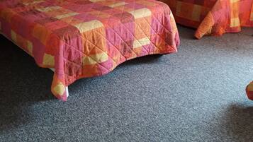 Habitación familiar | Decoración personalizada, muebles diferentes, escritorio y cunas