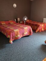 Decoración personalizada, muebles diferentes, escritorio y cunas 