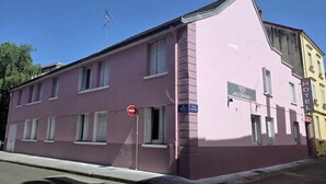 A pink building with a sign for 'Hotel des Jacobines' and a no entry sign. - Hôtel des Jacobines (Chalon-sur-Saone)