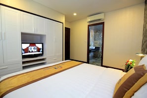 Desk, blackout curtains, free WiFi, bed sheets - The Art - Xuan Hoa Hotel & Apartments (Hanoi)