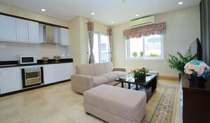 Luxury Double Room | Living area | Flat-screen TV - The Art - Xuan Hoa Hotel & Apartments (Hanoi)