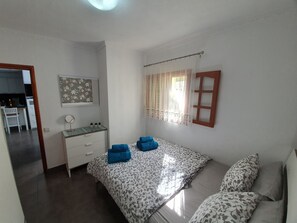 2 habitaciones, tabla de planchar con plancha, wifi y ropa de cama 