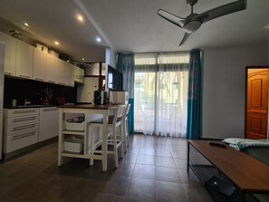 Microwave, cookware/dishes/utensils